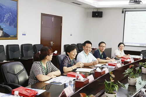 宜昌人福药业副总裁、总工程师李莉娥，产品开发中心主任吕金良，副主任吴有斌、曲龙妹等