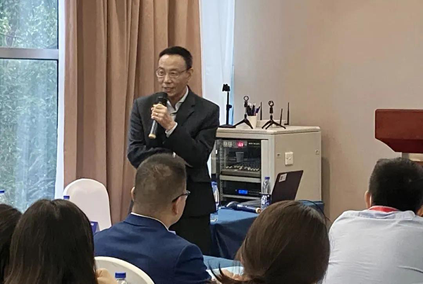 图6-人生就是博药代动力学及生物分析部副总裁万宏博士主持Panel讨论会.png 图6-人生就是博药代动力学及生物分析部副总裁万宏博士主持Panel讨论会.png